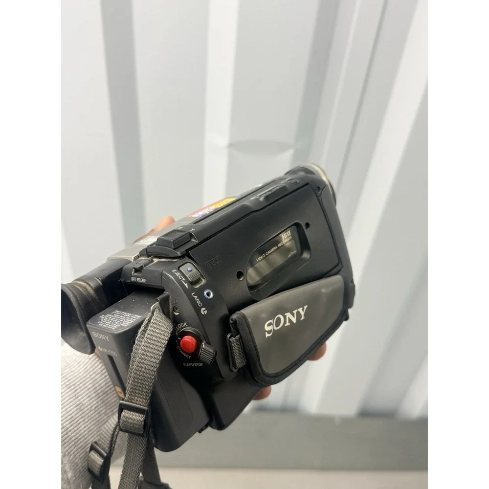 Sony Handycam CCD-TR917 Hi8 XR NightShot Camcorder Bundle Wide Lens Bag Remote